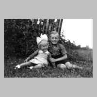 081-0036 Reinlacken 1942 - Guenther Reimann und Schwester Renate Schulz auf der Wiese.JPG